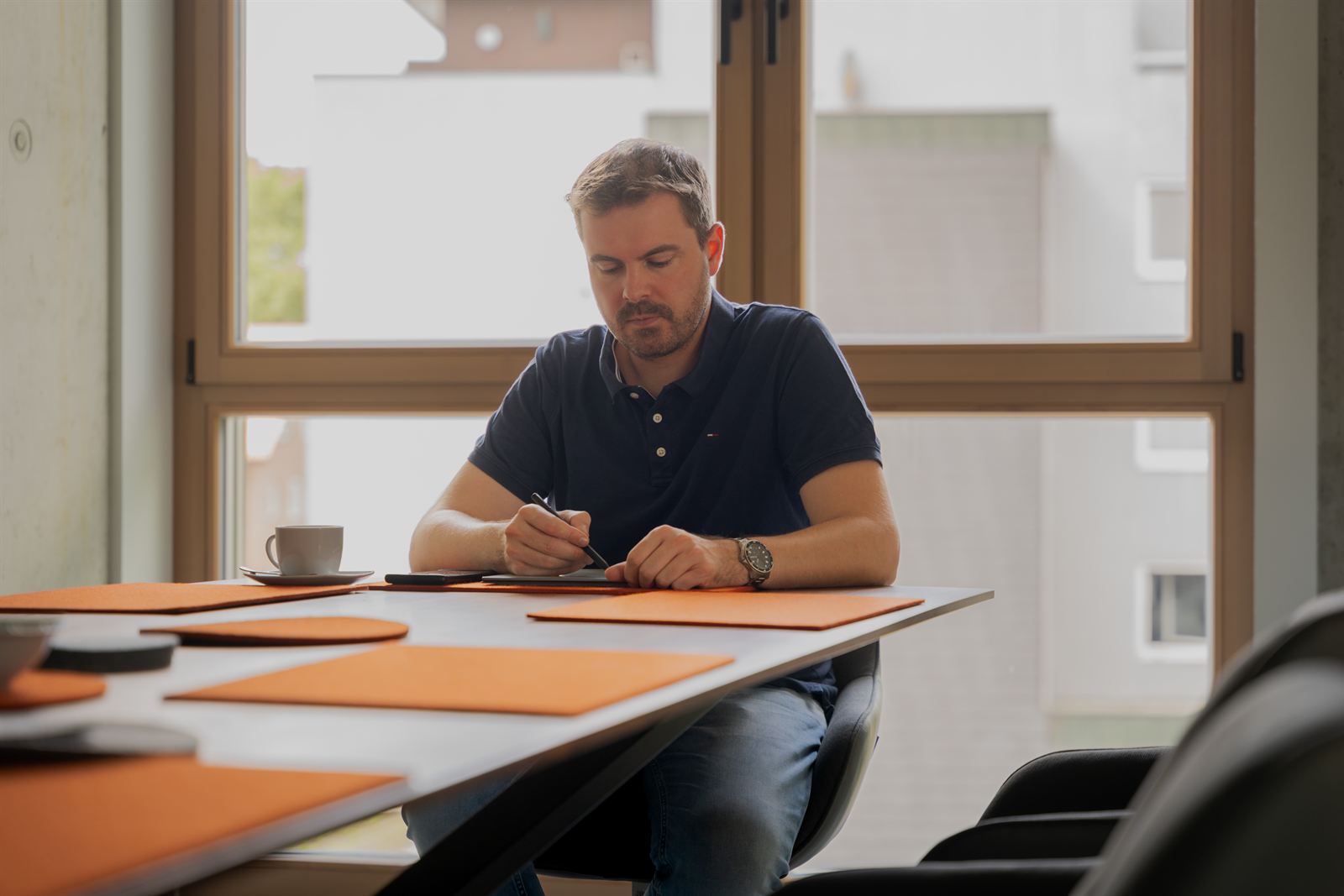Vorbereitung einer Geomarketing-Schulung am Besprechungstisch