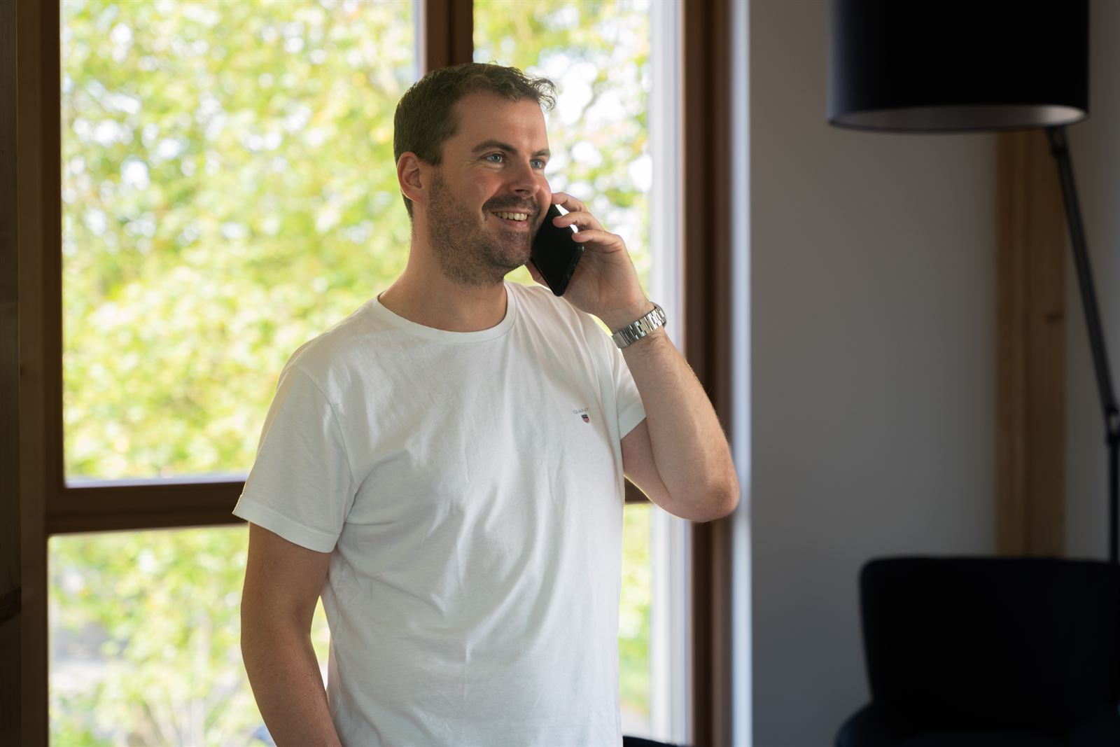 Benjamin Beloch im Beratungsgespräch am Telefon